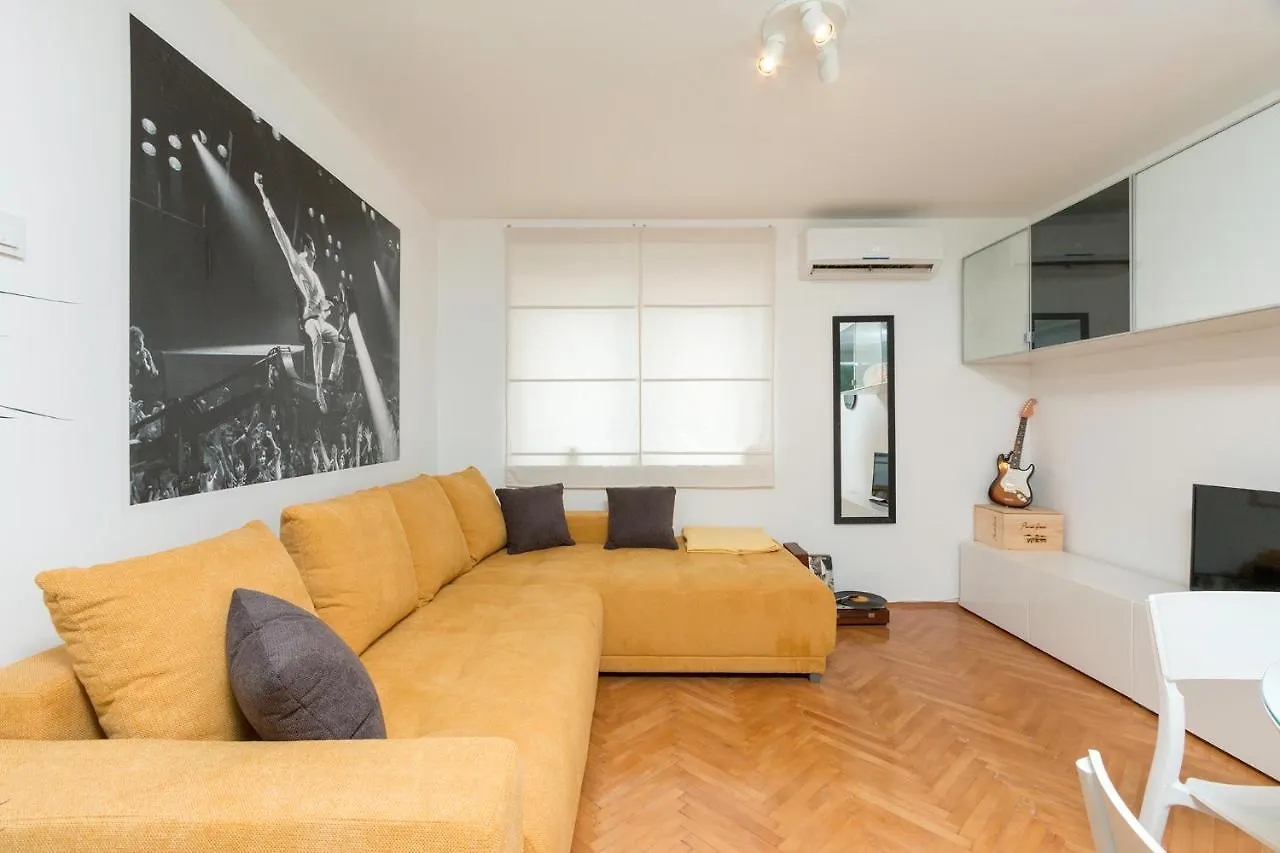 Black Queen Pula Apartment