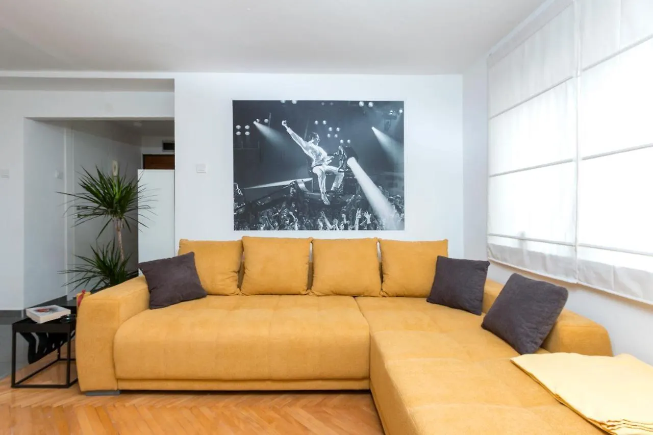 Apartment Black Queen Pula