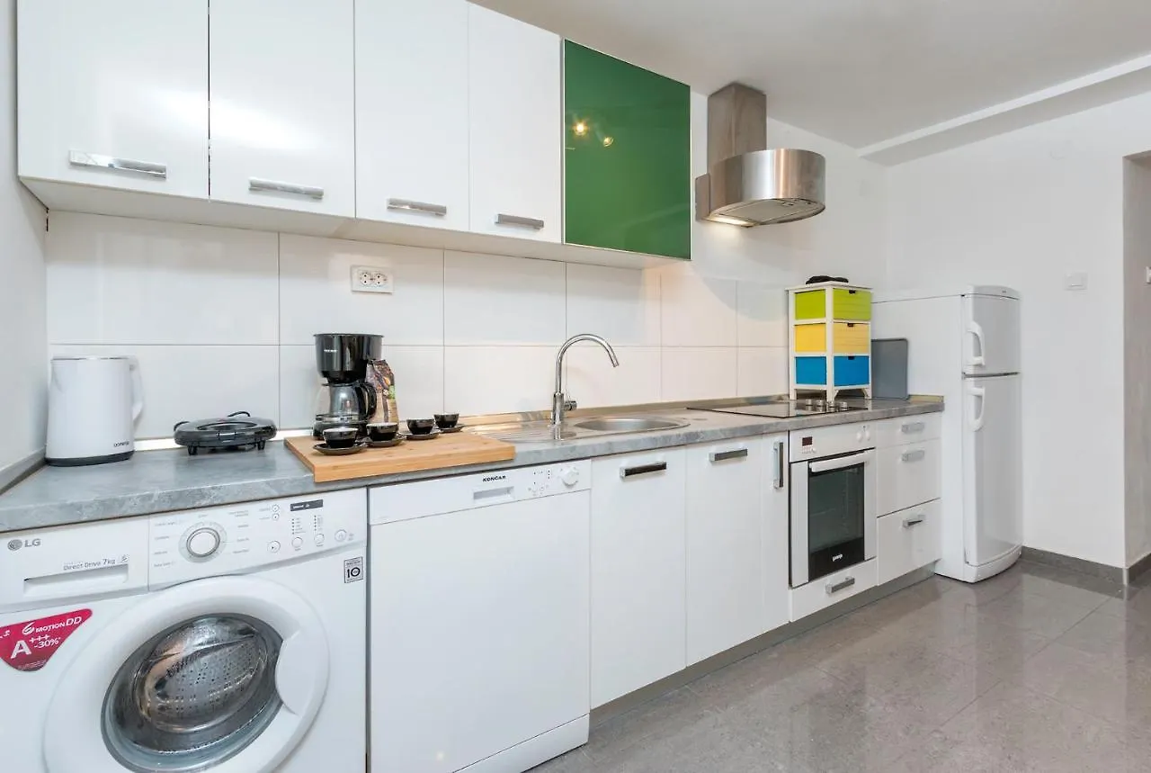 Apartment Black Queen Pula
